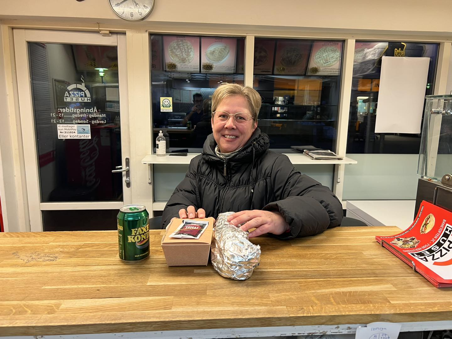 Glad kunde med durum og sodavand i Pizzahuset Holstebro
